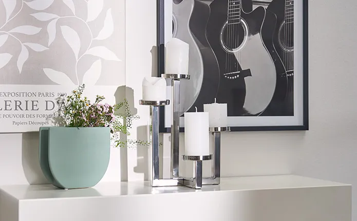 Chrome-Kerzenständer und mintgrüne Vase