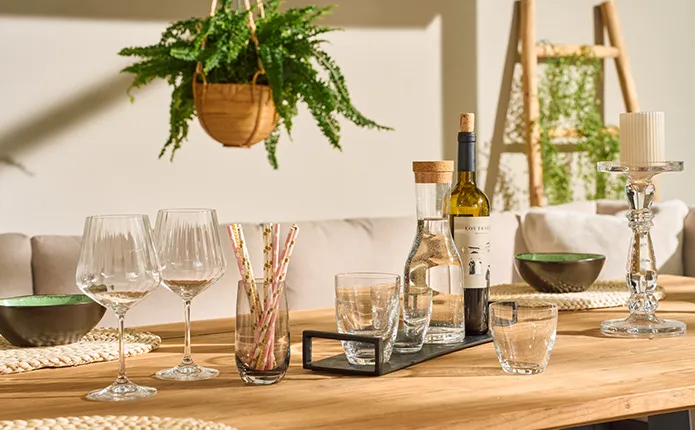 Gläser und Karaffen auf Tisch