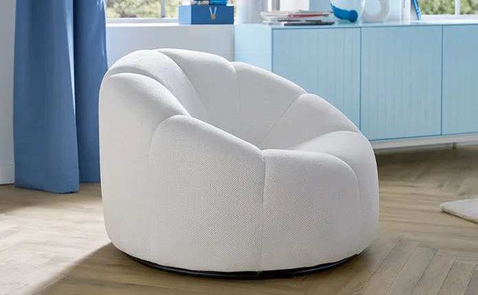 Weißer Sessel in abstrakter, runder Form