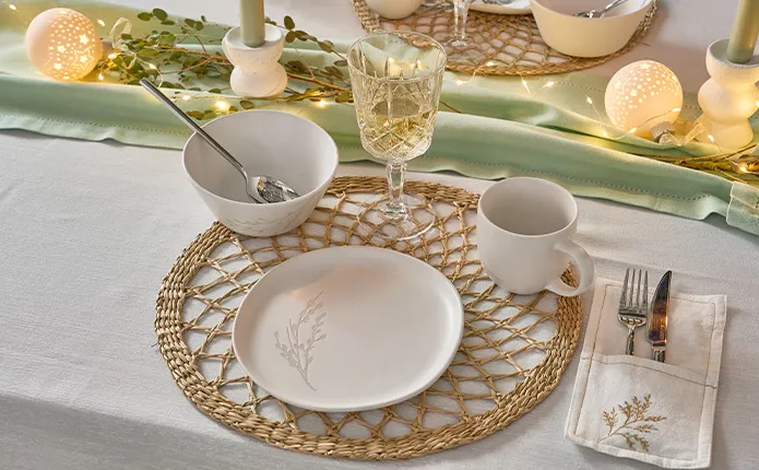 Geschirr mit Zweigmotiv