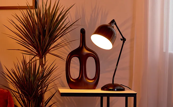 Schwarze Freiform-Vase und schwarze Retro-Tischleuchte