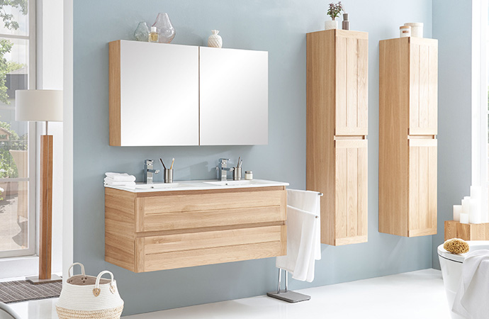 Badmöbel aus hellem Echtholz, grifflose Fronten in Latten-Optik