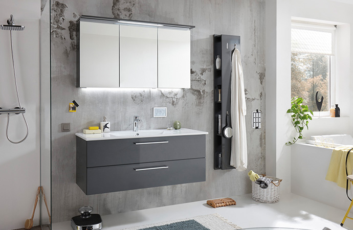 Geradlinige Badserie in Grau