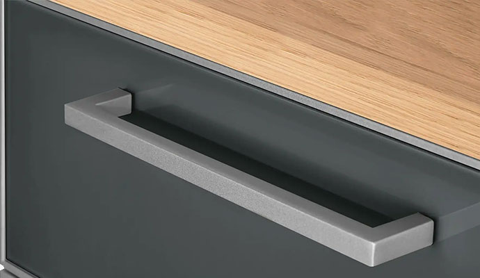 Nahaufnahme dunkelgraue Front und Metallgriff