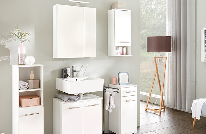 Klassische weiße Badmöbel