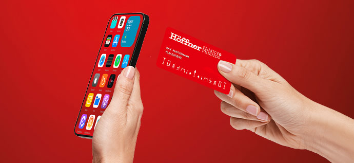 2 Hände, eine Hand hält ein Smartphone, die andere eine Höffner Kundenkarte