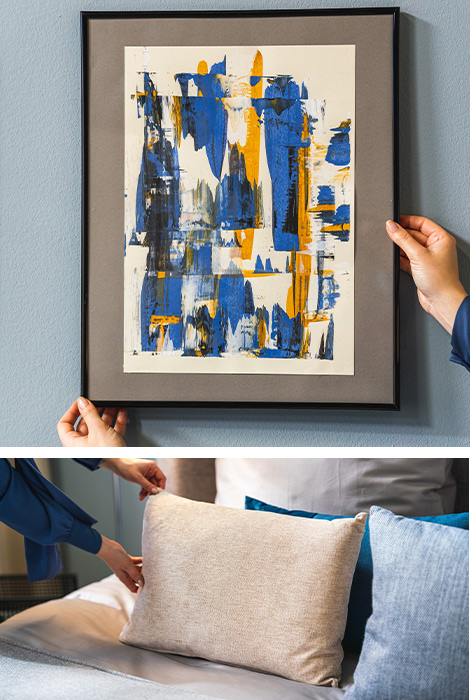 Blaue und beige Dekokissen, Wandbild in Blau- und Gelbtönen