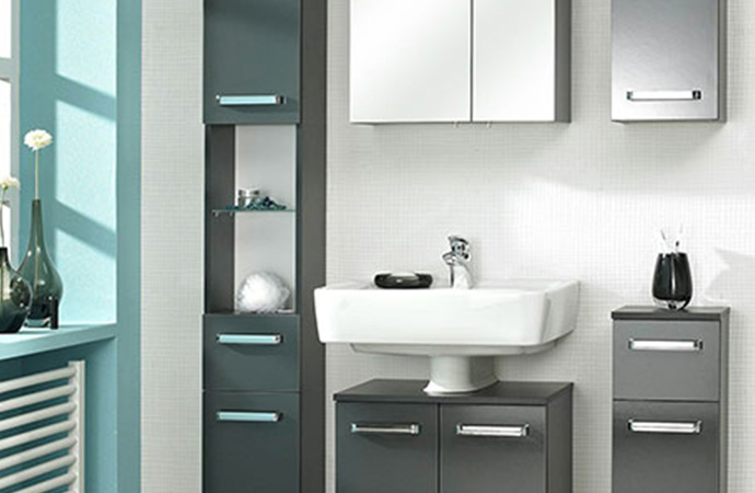 Badmöbel in Graphitgrau mit glänzenden Bügelgriffen