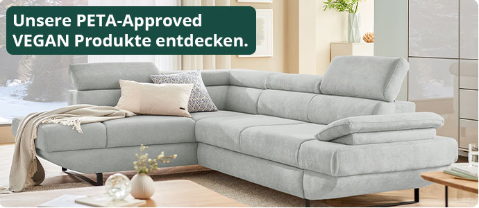 Unsere PETA-Approved VEGAN Produkte entdecken, graues Sofa in hellem Wohnzimmer