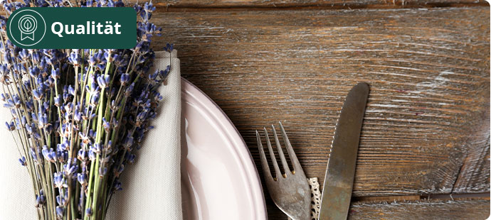 Qualität. Geschirr auf Holztisch
