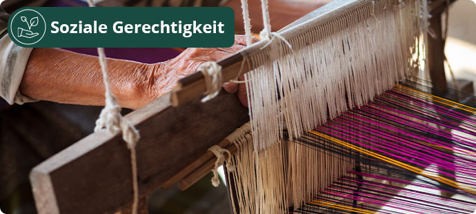 Soziale Gerechtigkeit. Hand an Webstuhl