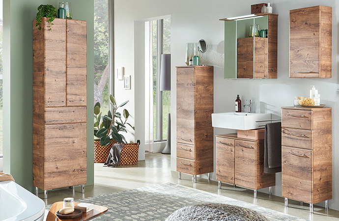 Badmöbel in dunkelbrauner Holz-Optik mit chromfarbenen Füßen