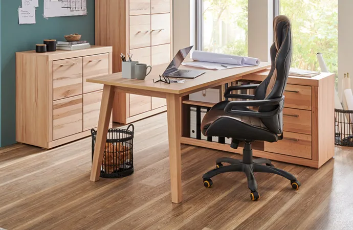 Arbeitszimmer mit Büromöbeln aus Holz, bestehend aus Eckschreibtisch, Container, großer und kleiner Aktenschrank, schwarzer Bürostuhl, Deko, Arbeitsmaterial