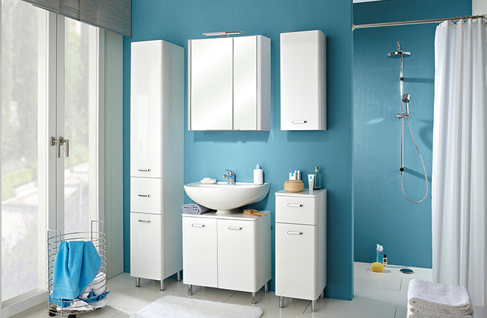 Klassische, weiße Badmöbel