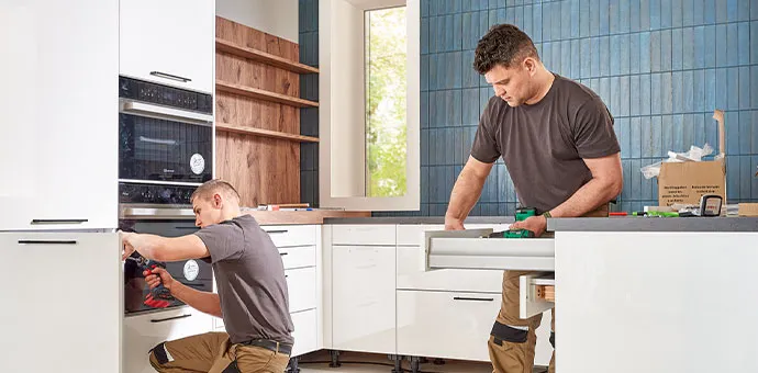 Küchenmonteure bei der Arbeit