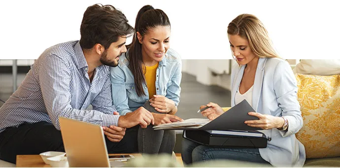 Beraterin im Gespräch mit Paar