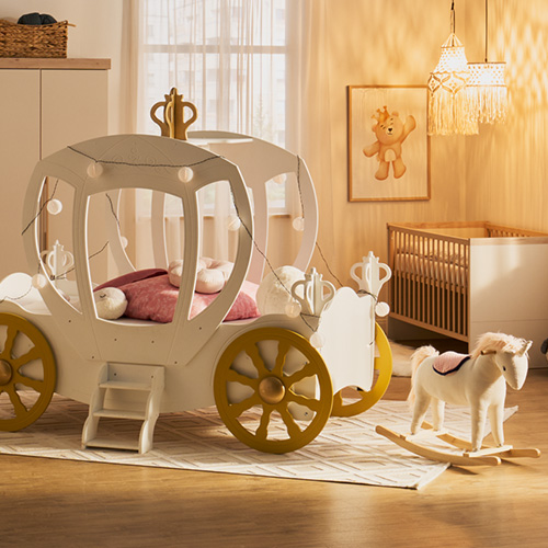 Kinderzimmer im Prinzessinnen-Stil und Kutschenbett
