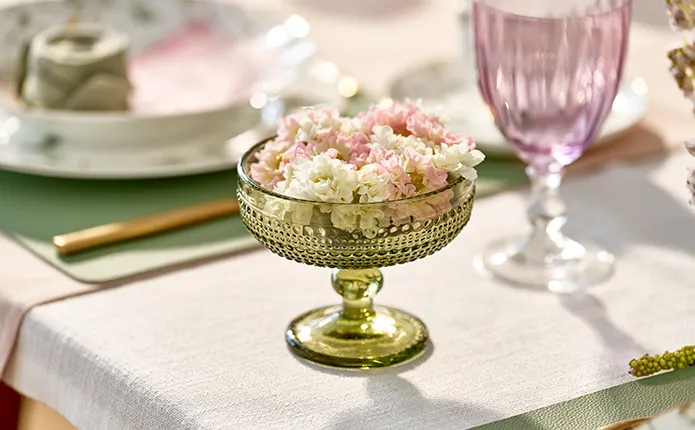 Detailaufnahme Eissschale in grün mit Blüten