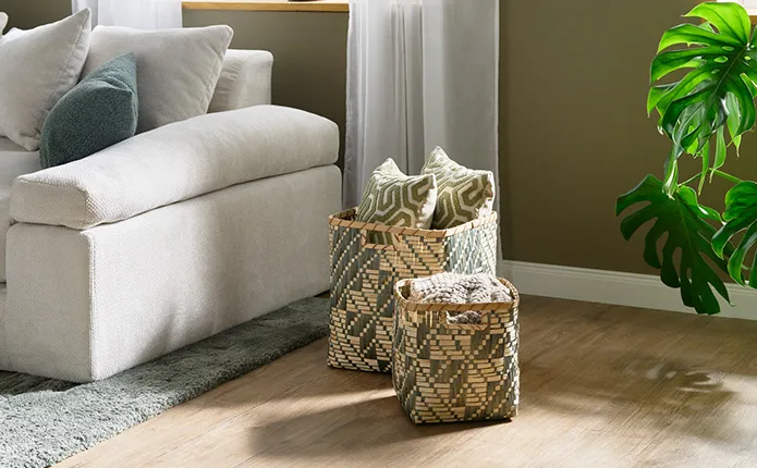 Detailaufnahme von gemusterten Aufbwahrungskörben im Boho-Stil in Beige und Grün mit Dekokissen