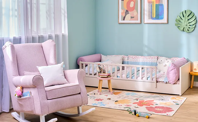 Teppich mit bunten Blumen, rosafarbener Schaukelsessel und Seitentasche für Spielzeug, Bodenbett mit Rausfallschutz in Beige