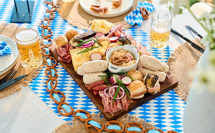 Detailansicht Brotzeit-Platte mit Schinken, Käse, Weißwurst und vielem mehr