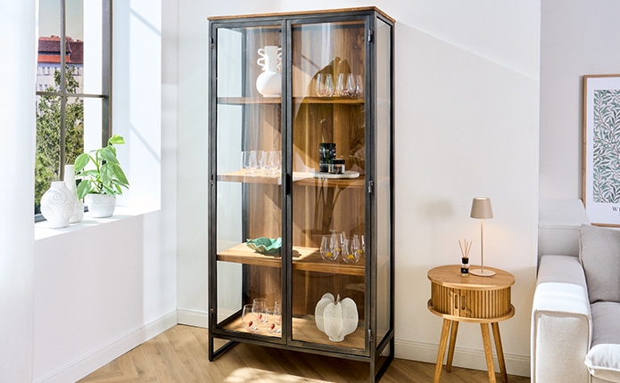 Glas-Vitrine im Industrial-Stil, brauner kleiner Beistelltisch