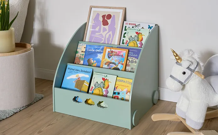 Schräges, kleines Bücherregal in Grün, Schaukelpferd