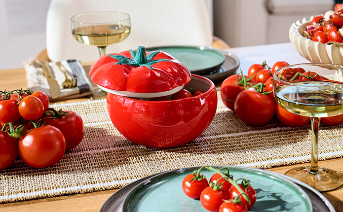 Detailansicht Tomaten-Schale und Coupette-Gläser mit Sekt