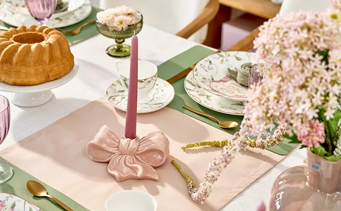 Detailansicht Schleifen-Kerzenhalter mit rosa Stabkerze