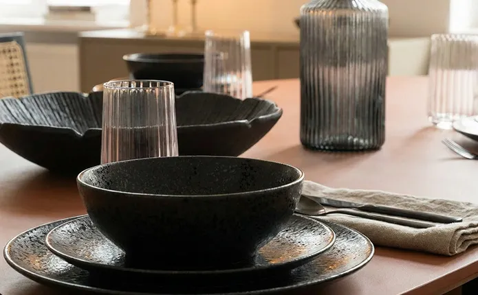 Detailansicht schwarzes Geschirr aus Speisetellern und Schüssel