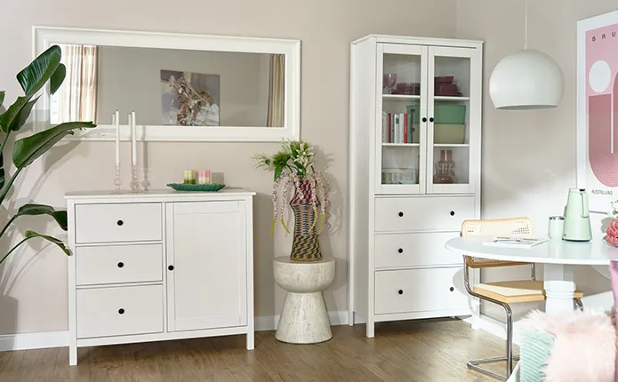 Detailansicht Weinhalter in drei Ebenen in Chrom mit Weinflaschen, daneben Martiniglas