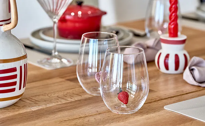 Detailansicht Trinkglas mit Herz und Erdbeerform im Glas