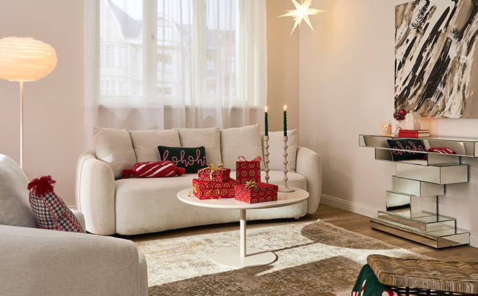 Sofa, Couchtisch und Spiegel-Kommode mit weihnachtlicher Deko und Geschenkboxen