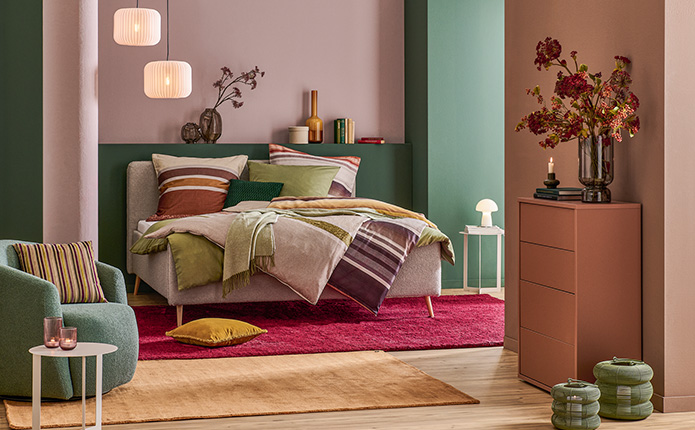 Schafbereich mit Bett aus Massivholz, Vintage-Teppichen, viele Leuchten und Vasen