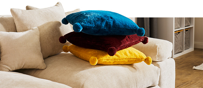 Bunte Kissen auf Sofa