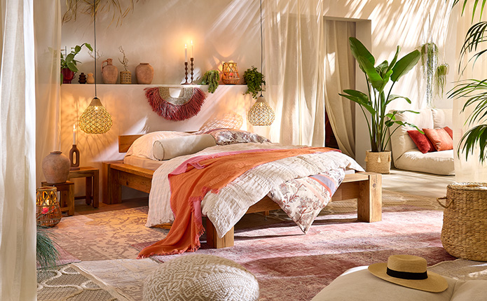 Schafbereich mit Bett aus Massivholz, Vintage-Teppichen, viele Leuchten und Vasen