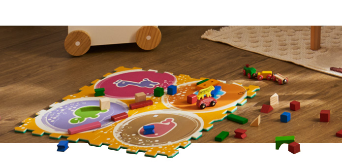 Puzzlematte und Bauklötze auf Boden