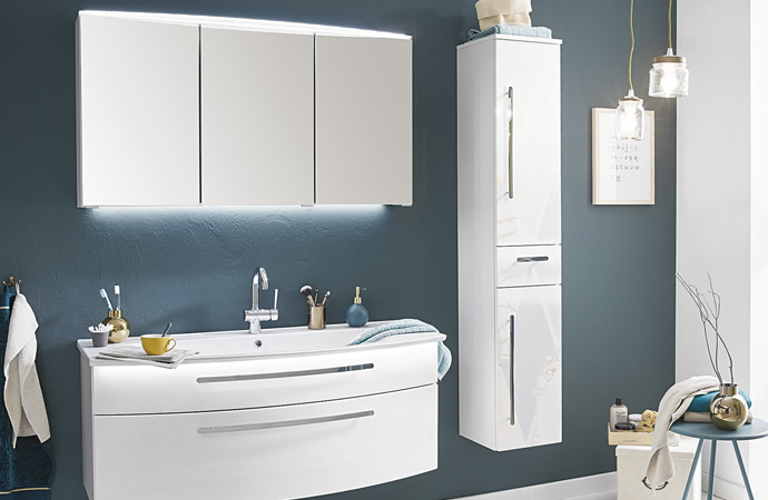 Moderne, weiße Badezimmerkombination in Hochglanz