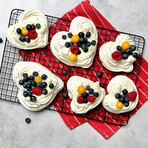 Baiser-Herzen mit Beeren-Topping