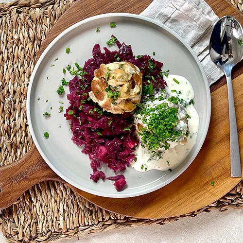 Brezelknödel mit Rotkohl & Parmesan-Sauce