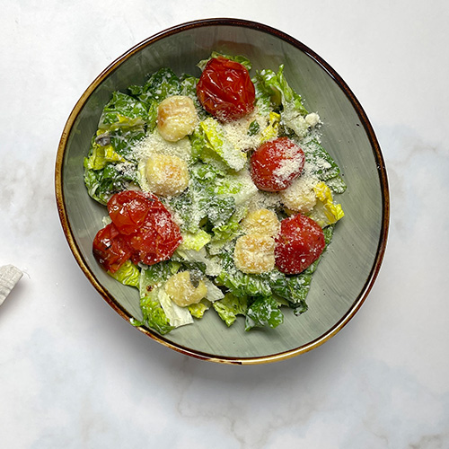 Caesar Salad mit gerösteten Gnocchi