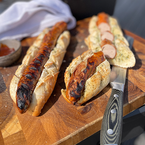 Bratwurst im Kräuterbaguette