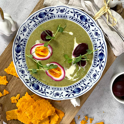 Kräutersuppe mit Rote Bete-Ei
