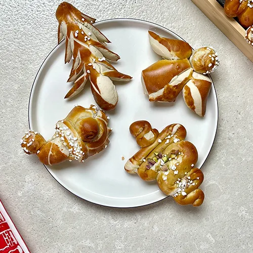 Weihnachtliches Laugengebäck als Engel, Tannenbäume und Nikolaus