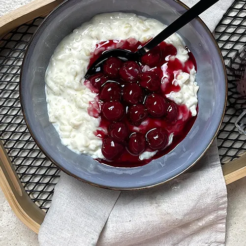 Dänischer Milchreis mit Sauerkirschen & Mandeln