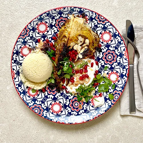 Orientalischer Ofen-Spitzkohl mit Harissa, Datteln & Tahini-Zitronen-Sauce