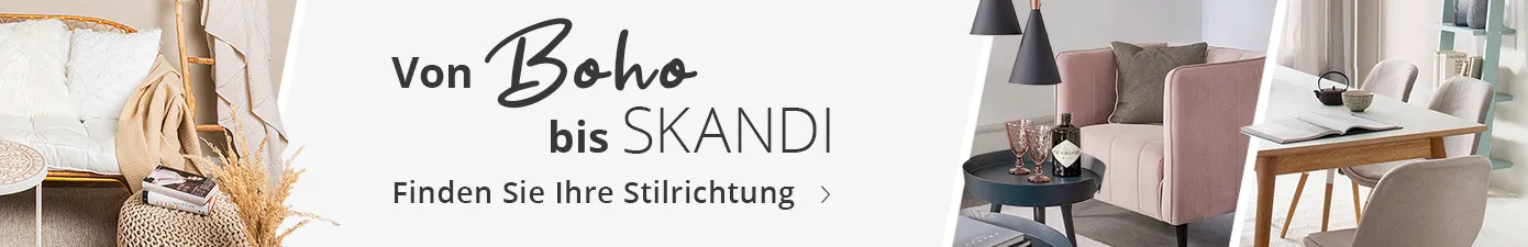 Von Boho bis Skandi. Finden Sie Ihre Stilrichtung > Rattansofa, Pouf, Holzleiter und Deko im Boho-Stil, Esstisch aus Holz, graue Stühle, Deko im Skandi-Stil