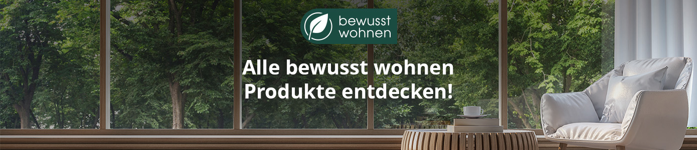bewusst wohnen. Alle bewusst wohnen Produkte entdecken! Sessel und Couchtisch vor Fensterfron, dahinter Wald