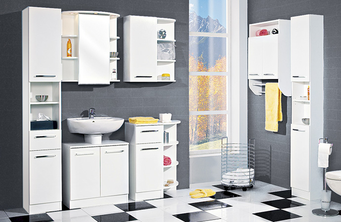 Schlichte Badmöbel in Weiß 