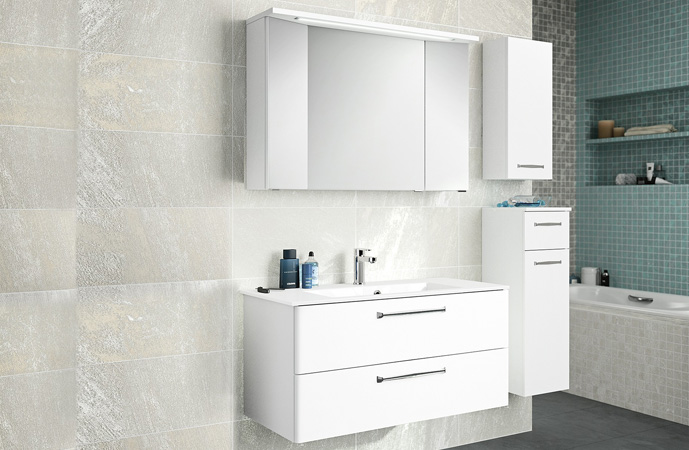 Schlichte, weiße Badmöbel